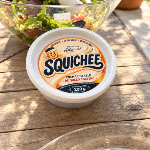 Pote Squichee de 200 g sobre una mesa de madera.